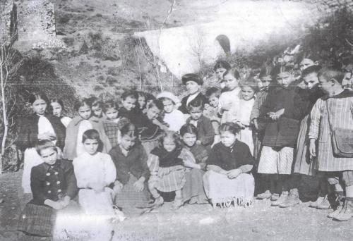 Σχολείο Θηλέων Μαγουλιάνων στο προαύλιο του Αγίου Ανδρέα το 1910