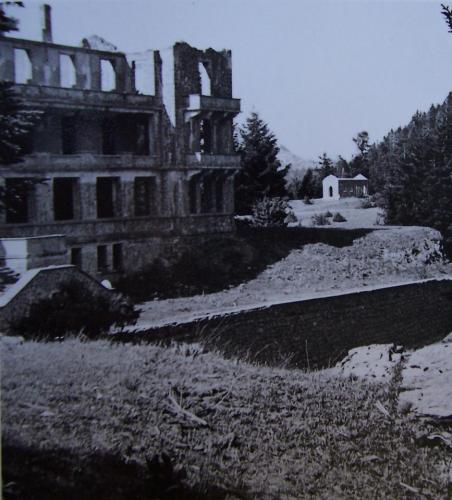 Το Σανατόριο και στο βάθος το εκκλησάκι του χωρίς στέγη και τα δύο τη Δεκαετία το 1960.